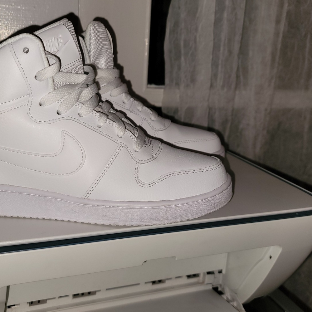 Womans nikes - Picture 3 of 4